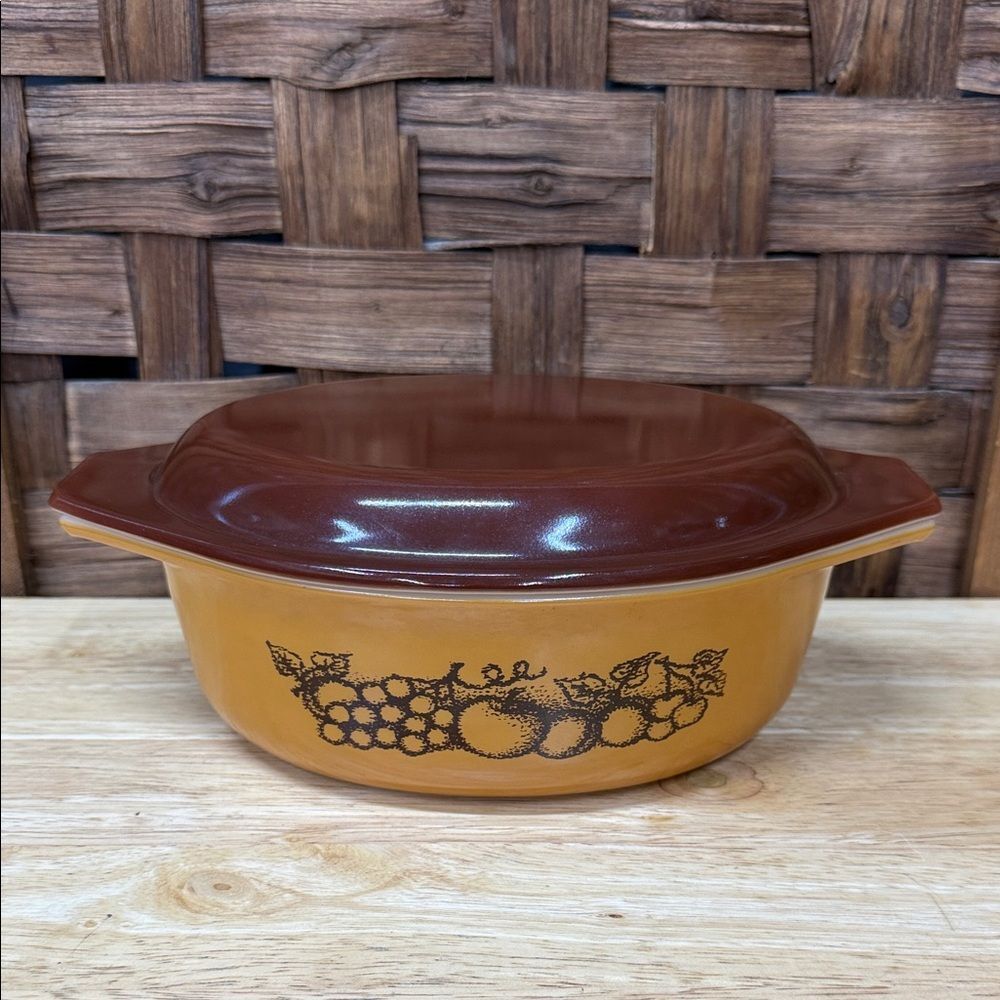 Vintage Pyrex Old Orchard #043 1 1/2 Quart Casserole Dish With Brown Lid